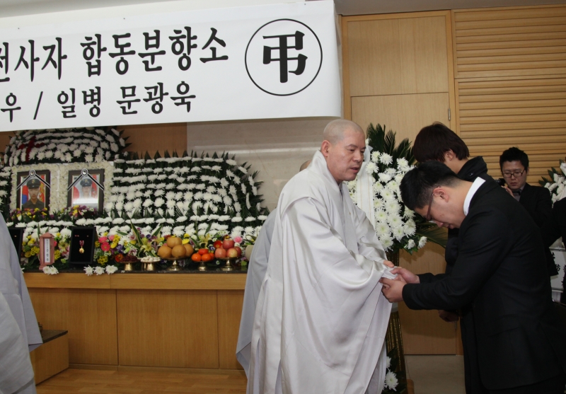 2010.11.26_연평도 포격 빈소 조문 (2)